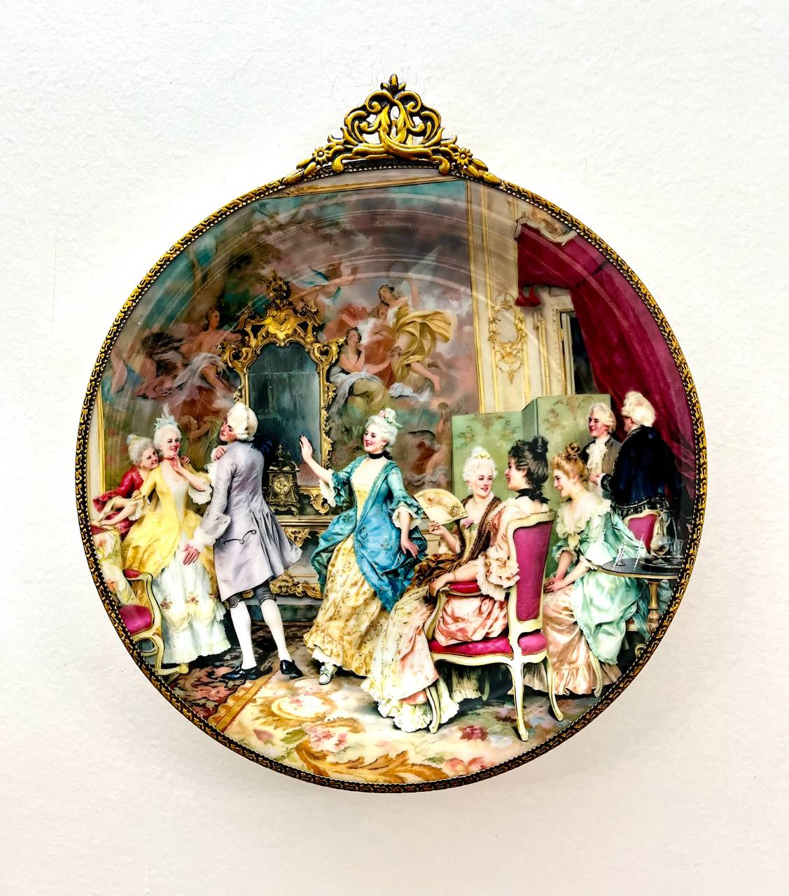 بشقاب دیوارکوب قاب برنجی طرح کلاسیک کد 4